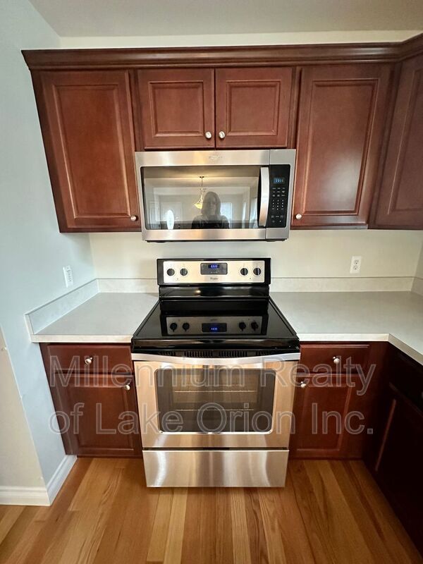 Building Photo - 2 Pleasant St