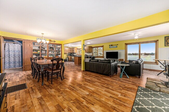 Building Photo - Year Round Rental Available on Wall Lake