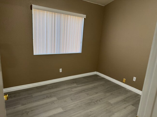 Building Photo - 2 Bedroom FAST MOVE IN!