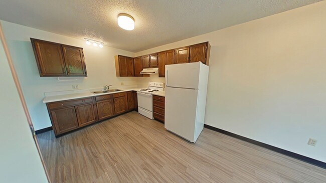 Building Photo - Spacious and charming conveniently located...