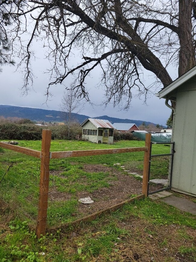 Building Photo - 276 Perrydale Ave