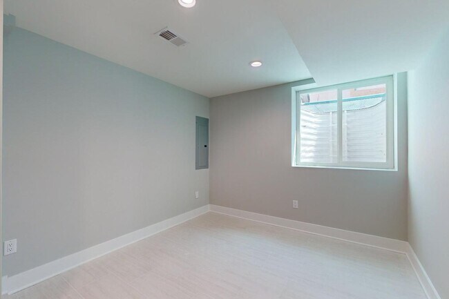 Building Photo - 511 N Paxon St