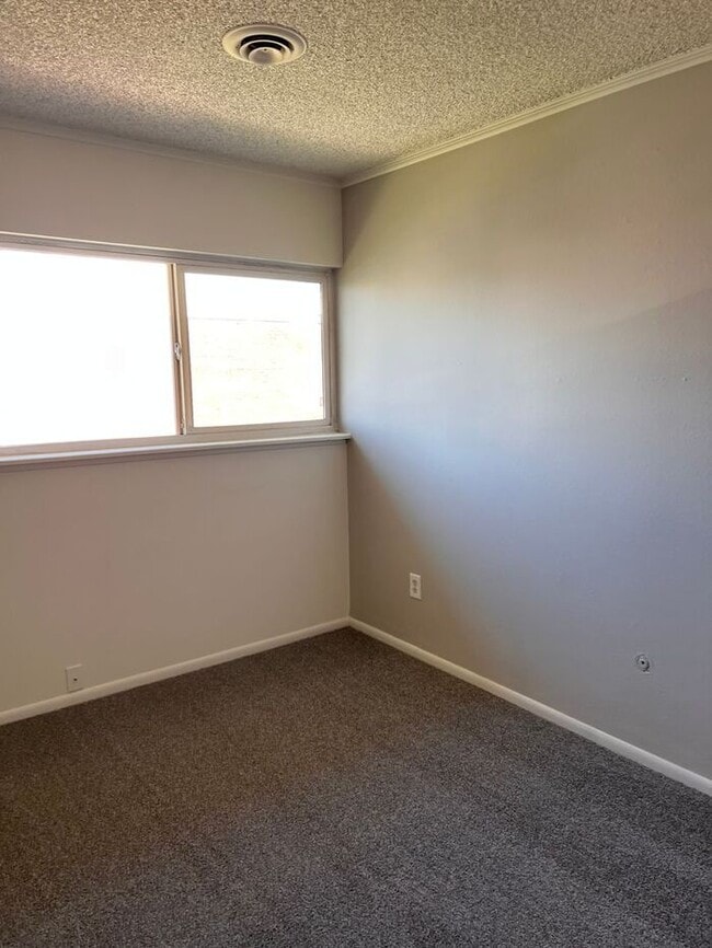 Building Photo - Spacious Three Bedroom Townhome in Westmin...