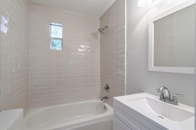 Building Photo - 1819 Pecan St