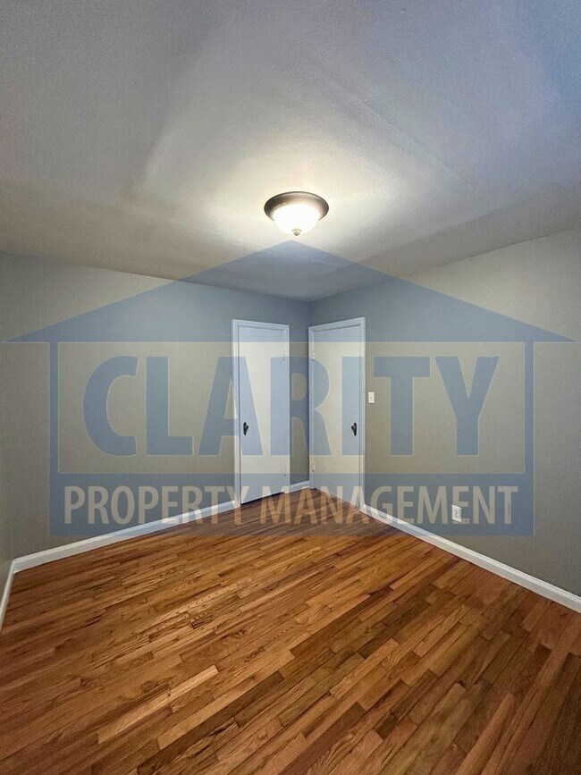 Building Photo - Single level! Two bedrooms!