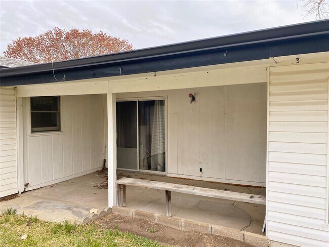 Building Photo - 3560 Regal Rd