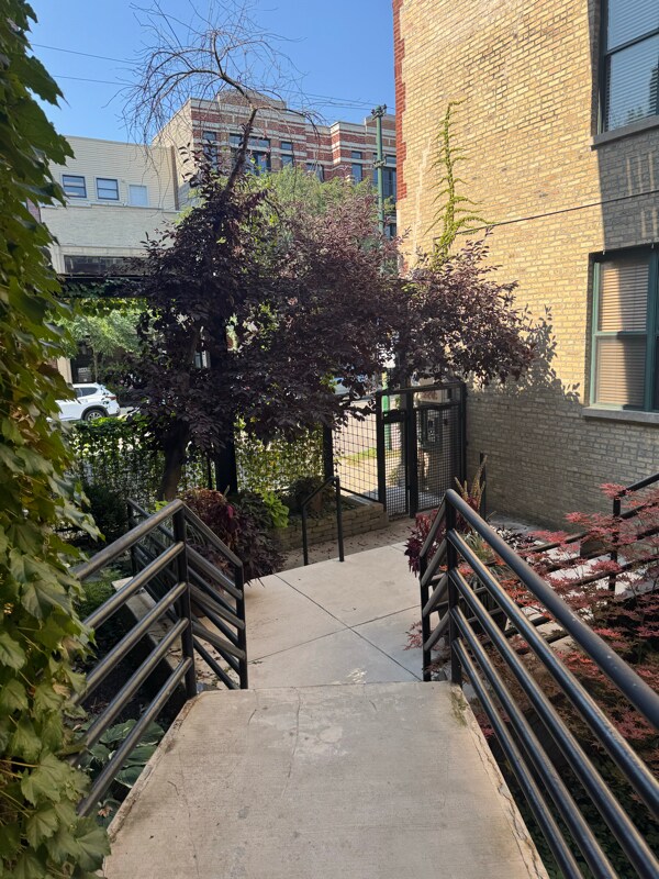 Building Photo - 2943 N Lincoln Ave