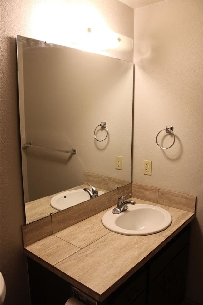 Building Photo - 2 Bedroom, 1 Bathroom Duplex!!!!