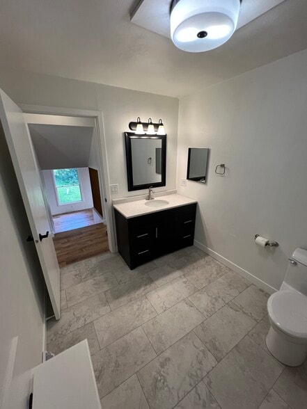 Full bathroom 1 - 3794 Timber Ln
