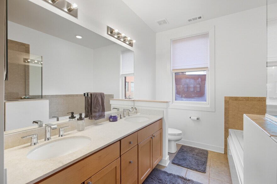 Building Photo - 2854 N River Walk Dr