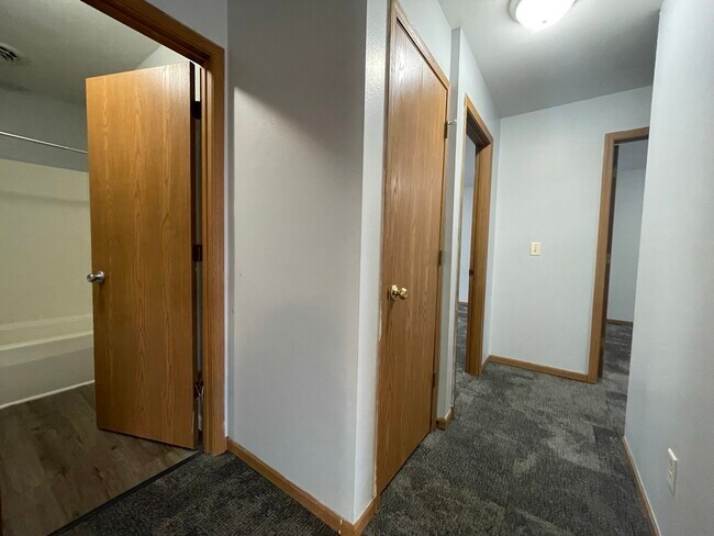 Building Photo - 302 Stone Creek Dr