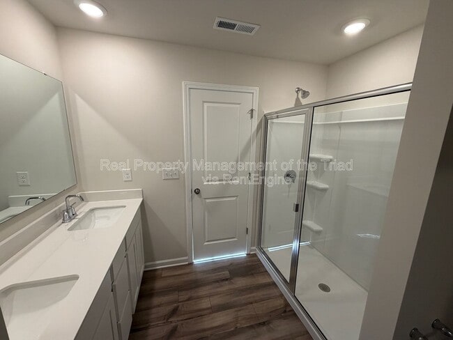 Building Photo - 329 Kingscote Wy