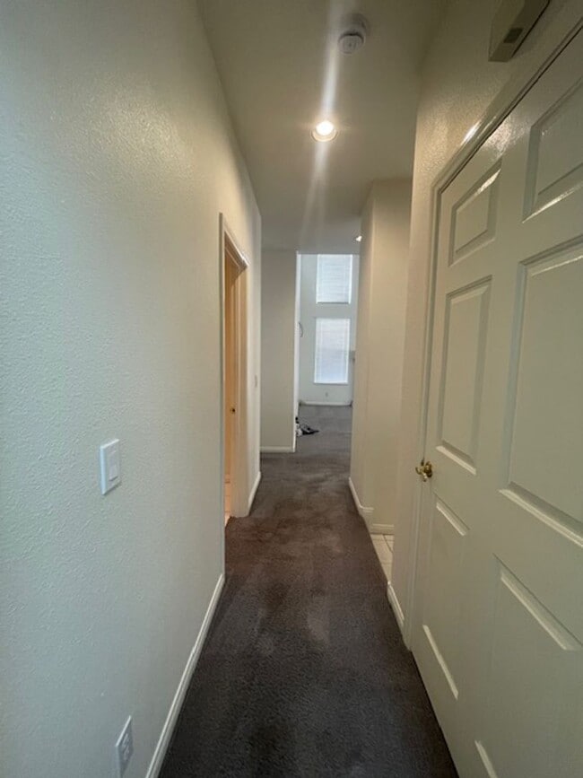 Building Photo - FANTASTIC SPACIOUS HOME LOCATED IN GATED C...