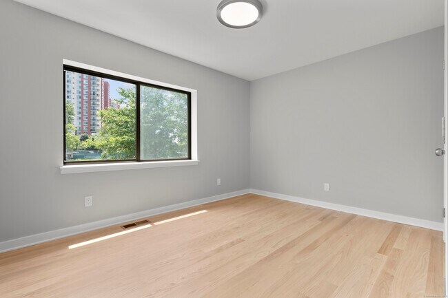 Building Photo - 784 Atlantic St