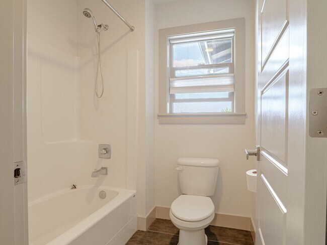 Building Photo - Stunning Ten Trails Home for Rent! 5 bedro...