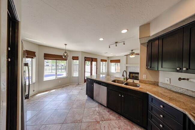Building Photo - Stunning 3 bedroom, 2.5 bathroom Gold Cour...