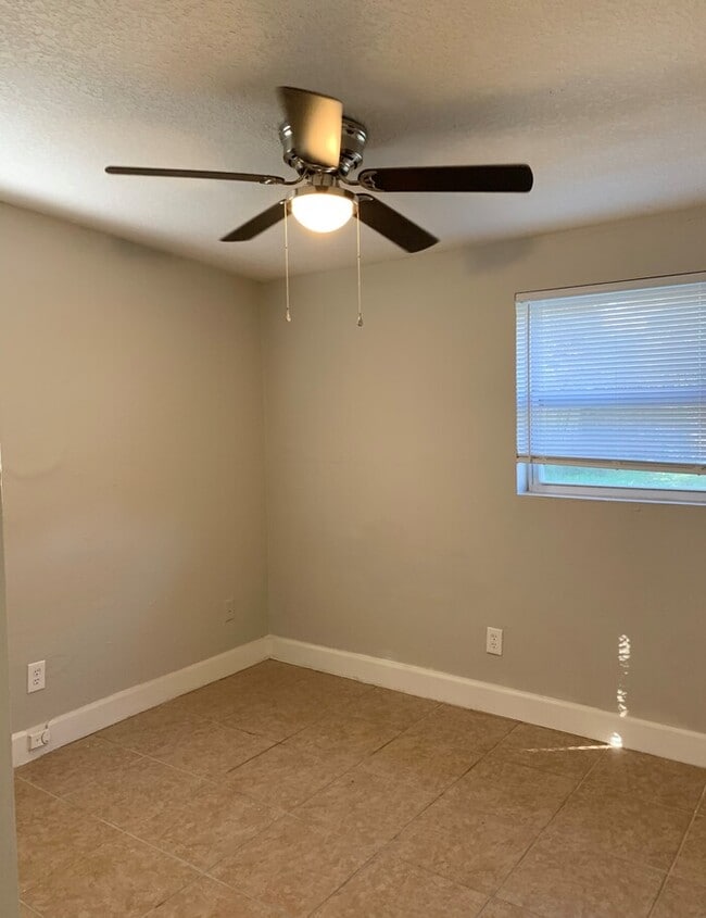 Building Photo - Spacious 4-Bedroom, 2-Bath Home with Fence...