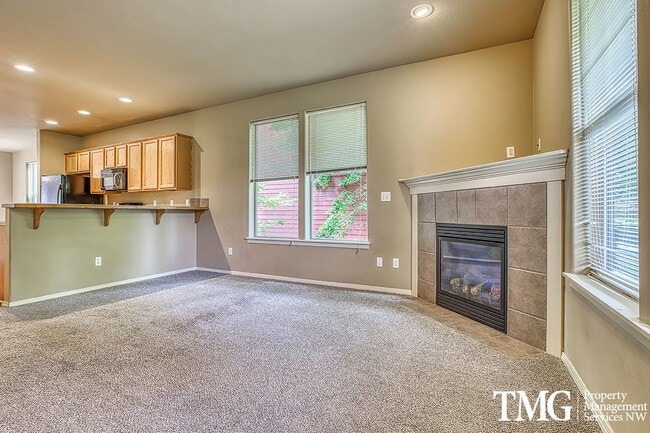 Building Photo - Gorgeous 4-bedroom Townhome with garage and washer / dryer in unit.