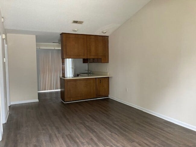 Building Photo - 2 Bedroom at Southern Villa