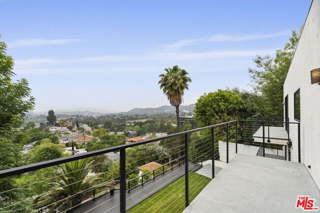 Building Photo - 105 Sequoia Dr