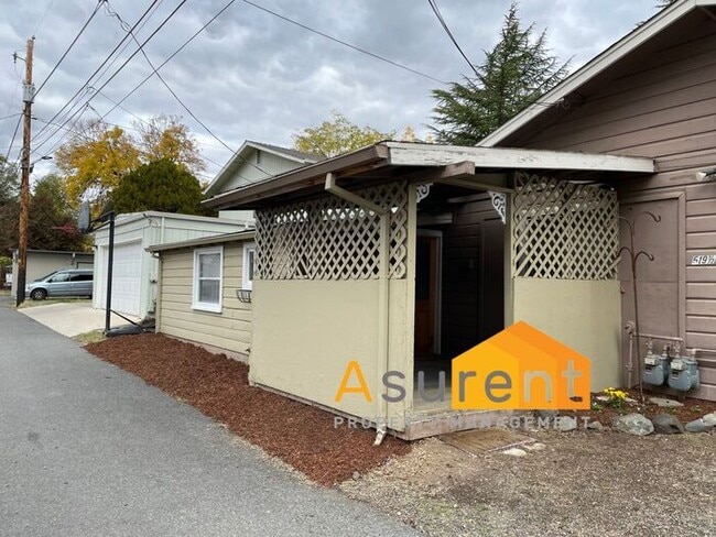 Building Photo - Great 1 Bed 1 Bath Available Soon!