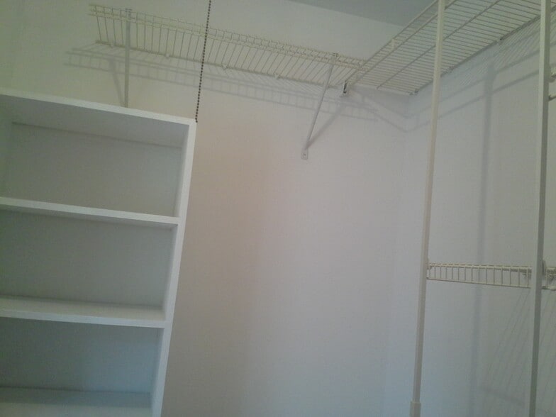 Building Photo - 228 Dakota Ct