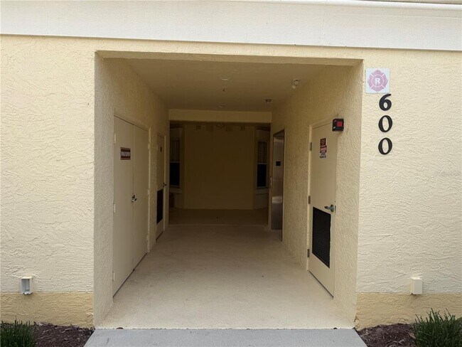 Building Photo - 600 Gardens Edge Dr