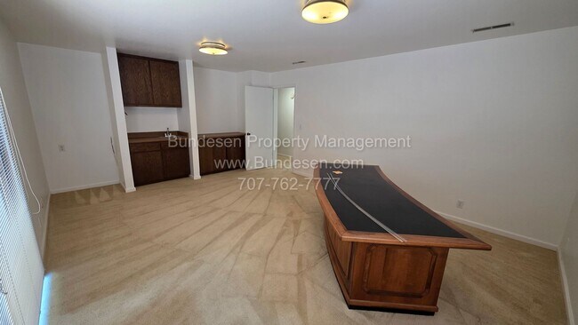 Building Photo - 5 Oak Forest Rd