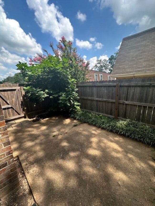 Building Photo - 6633 Poplar Woods Cir E