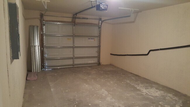 Building Photo - NEWER 3 bedroom 2 bath 1 car garage duplex in SW Cape!!