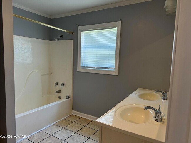 Building Photo - 528 Laurel St