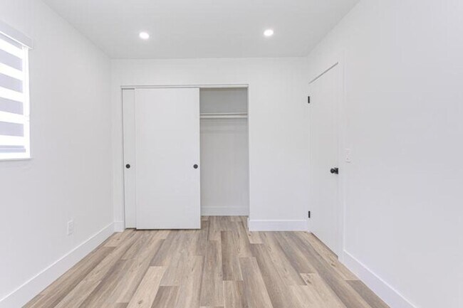 Building Photo - 1717 16th Ct N