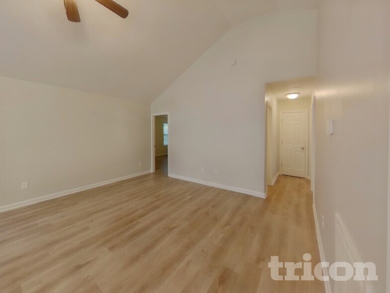 Building Photo - 1585 Kingston Dr