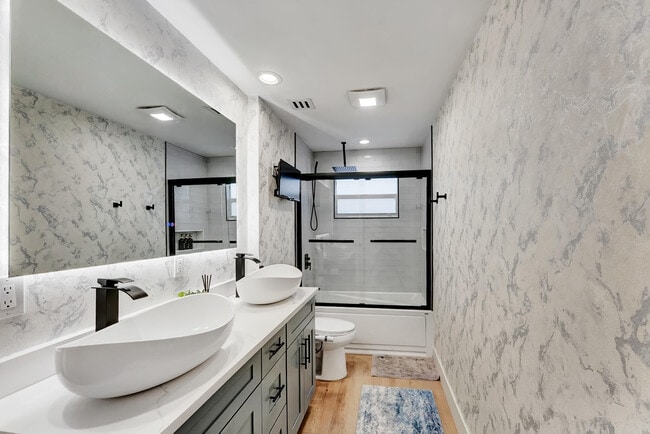 Building Photo - 707 W Boulevard Chatelaine