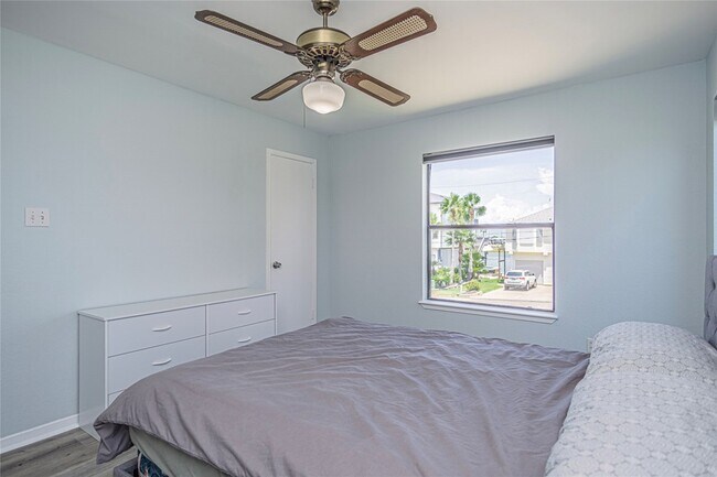 Building Photo - 301 Commander Dr