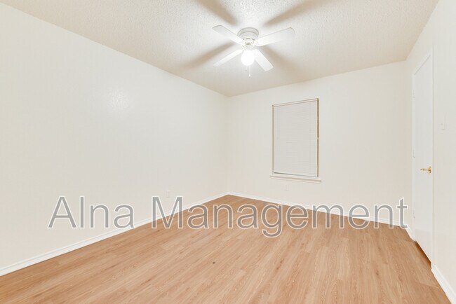 Building Photo - 1405 Gainsborough Way