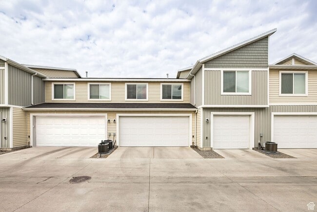 Building Photo - Townhome Rental in Spring Creek Community | Clubhouse, Pool & Community Amenities