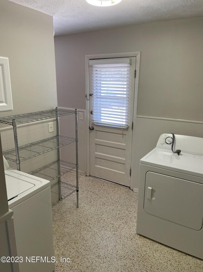 Building Photo - 780 Redfin Dr