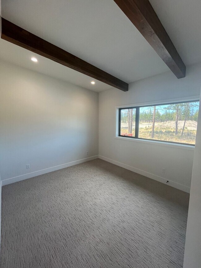 Building Photo - Like-New Townhome in the Gorgeous Terrane ...