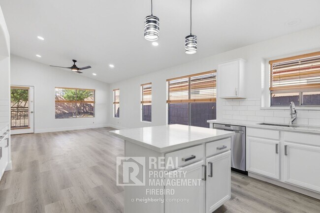 Building Photo - 2420 W Blue Sky Dr