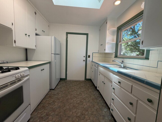 Building Photo - Cute home on large lot