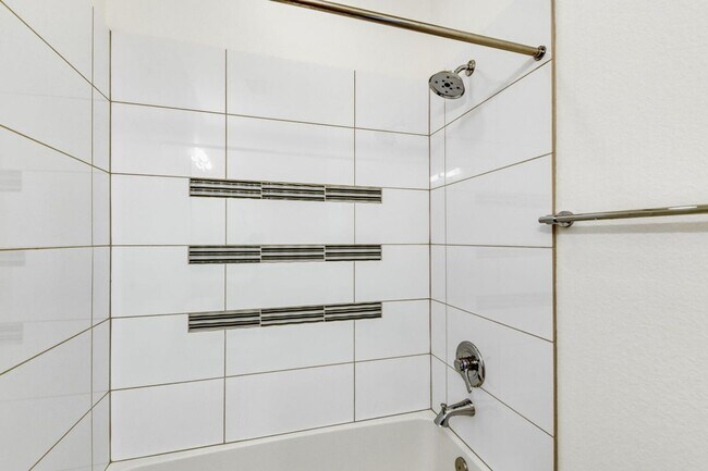 Building Photo - Bright Contemporary 3 Bedroom 2 Bath - August 1st!