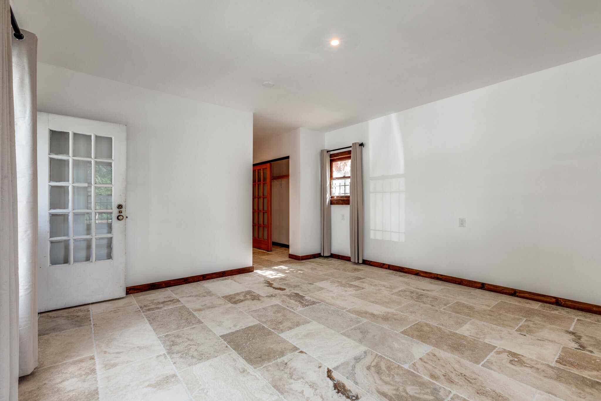 Master Bed - 135 E Ridgewood Ct