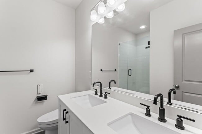 Building Photo - 916 Brees Ct