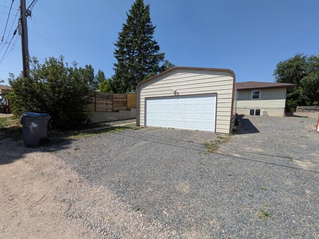 Building Photo - 1633 Crook Ave