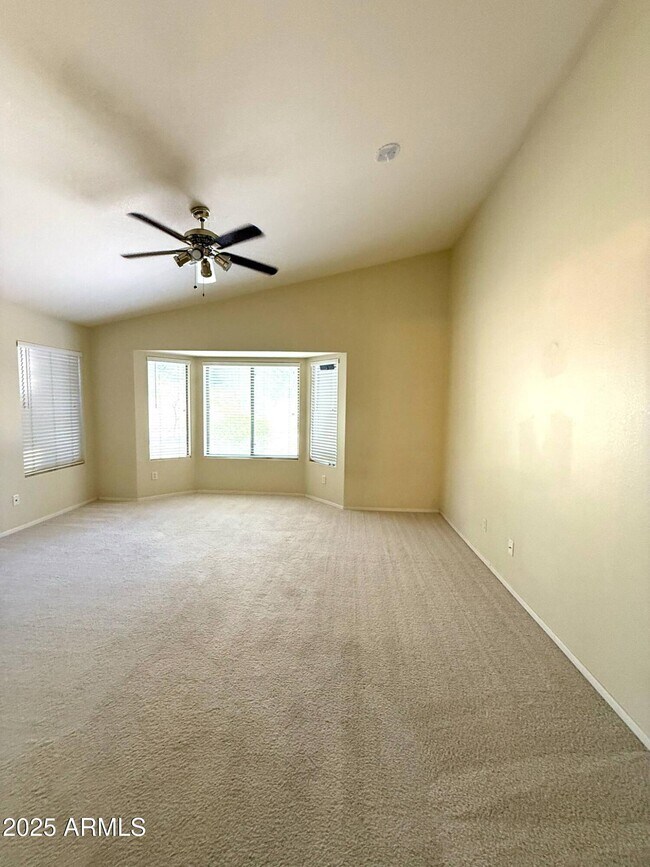 Building Photo - 374 W Oriole Way