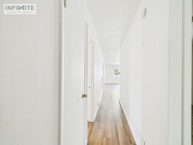 Building Photo - Cute As A Button 3 Bedroom