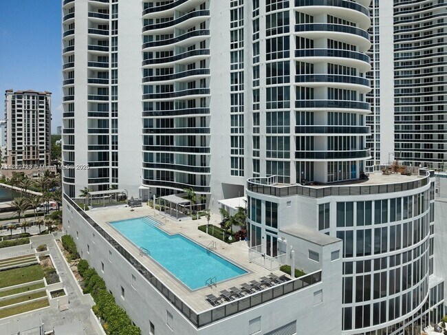 Building Photo - 15901 Collins Ave