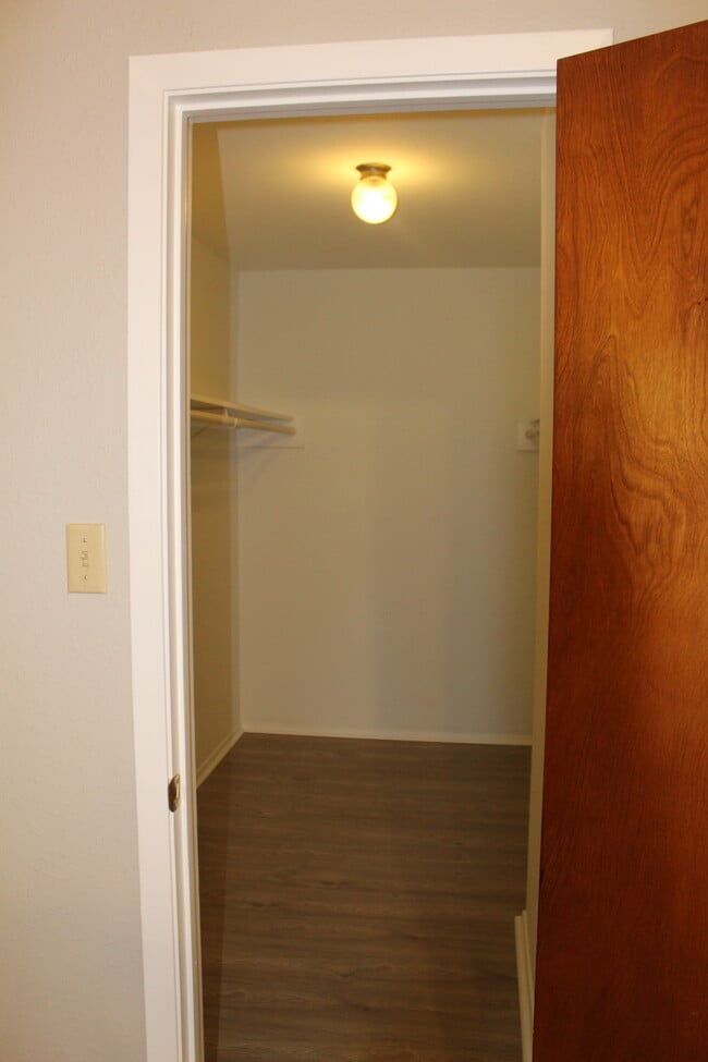 Building Photo - 1414 N Live Oak St