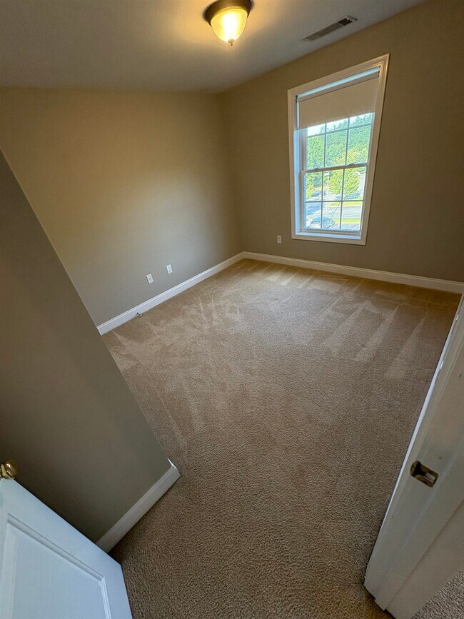 Building Photo - 2 Crestview Cir